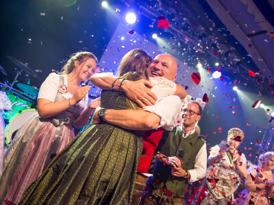 Julia und der Bürgermeiser im Moment der Ergebnisverkündigung