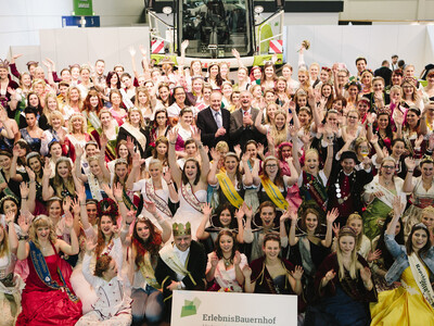 Gruppenbild mit vielen Königinnen auf der Grünen Woche in Berlin