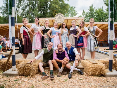 Gillamoos Dirndlköniginnenwahl Gruppenbild mit Bürgermeister
