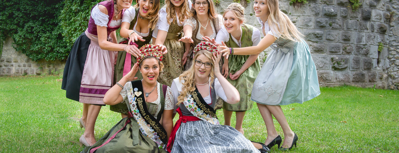 Flyermotiv der Dirndlköniginnen-Wahl mit den Kandidatinnen DSC5069 | © Marco Holzhäuser