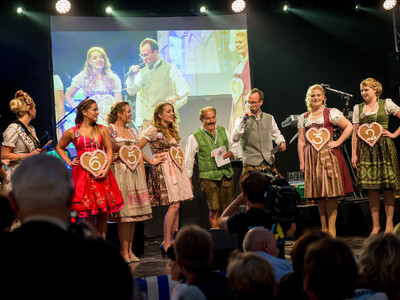 Gillamoos Dirndlköniginnenwahl Moderatoren | © Marco Holzhäuser