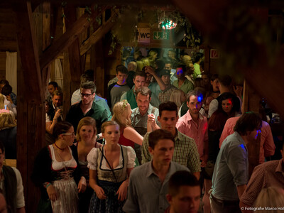 Stimmung im Gillamoos Weinzelt