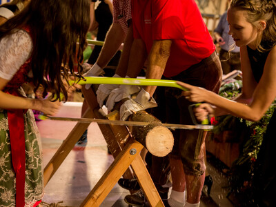 Gillamoos Holzsagln Holzsägewettbewerb Kandidatinnen Dirndlköniginnenwahl | © Marco Holzhäuser