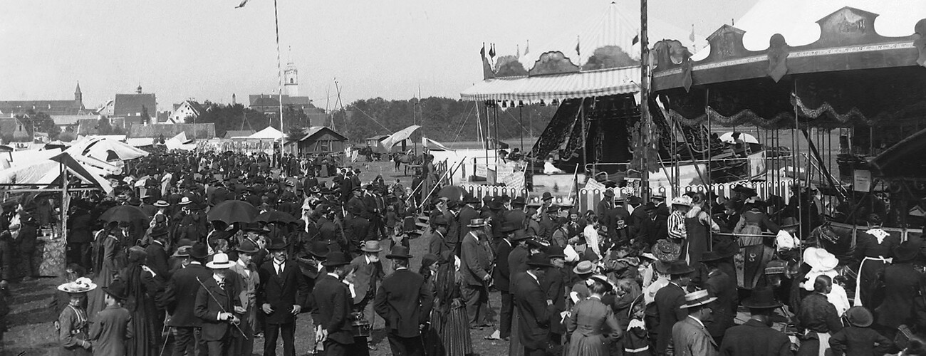 Historische Aufnahme des Gillamoos um 1900, im Hintergrund Altsadt Abensberg | © Stadt Abensberg