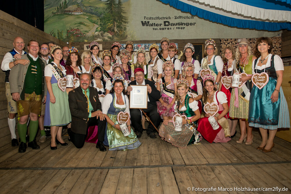 Ehrung Hans Leidl mit ehemaligen Dirndlköniginnen