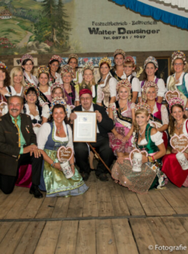 Ehrung Hans Leidl mit ehemaligen Dirndlköniginnen