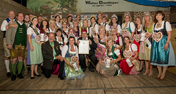 Ehrung Hans Leidl mit ehemaligen Dirndlköniginnen