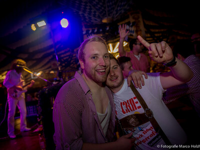 Party im Otten am Gillamoos in Abensberg | © Marco Holzhäuser