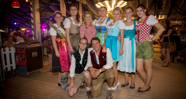 Gruppenbild im Kuchlbauer Festzelt mit Gillamoos Festwirt Peter Schöniger | © Marco Holzhäuser