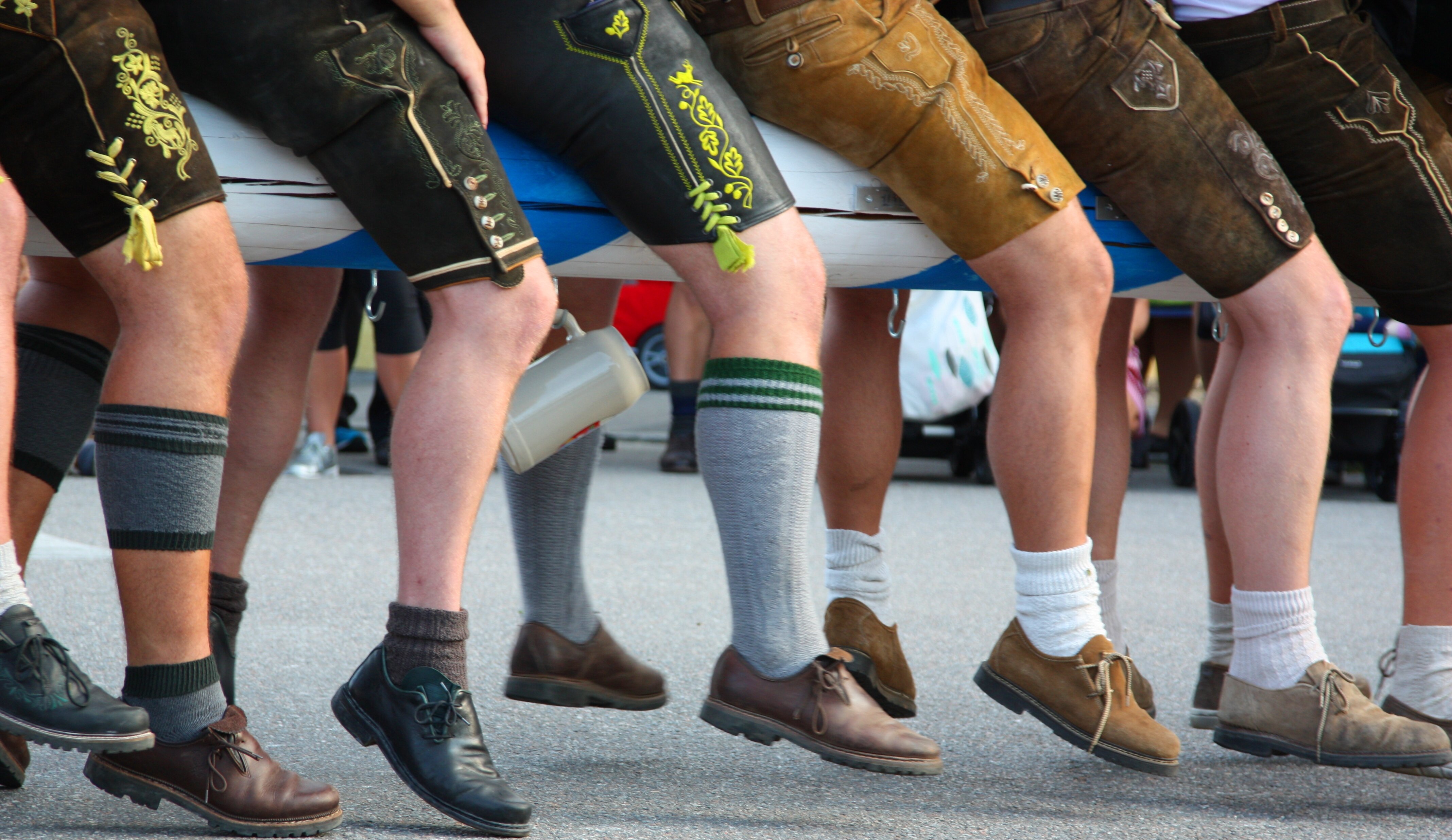 Gillamoos Auszug der Aventinus Buam Detaiansicht Lederhosenbeine | © Agnes Riembauer, Photogilde Aventin