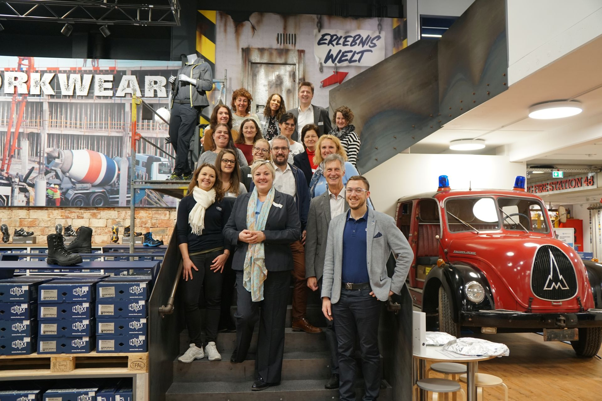 Touristiker des Landkreises gemeinsam mit Geschäftsführerin HAIX group Tanja Haimerl (vorne links) sowie Simon Westermair, Leiter Eventraum HAIX World (vorne rechts) | © Tourismusverband im Landkreis Kelheim e.V., Ramona Plank