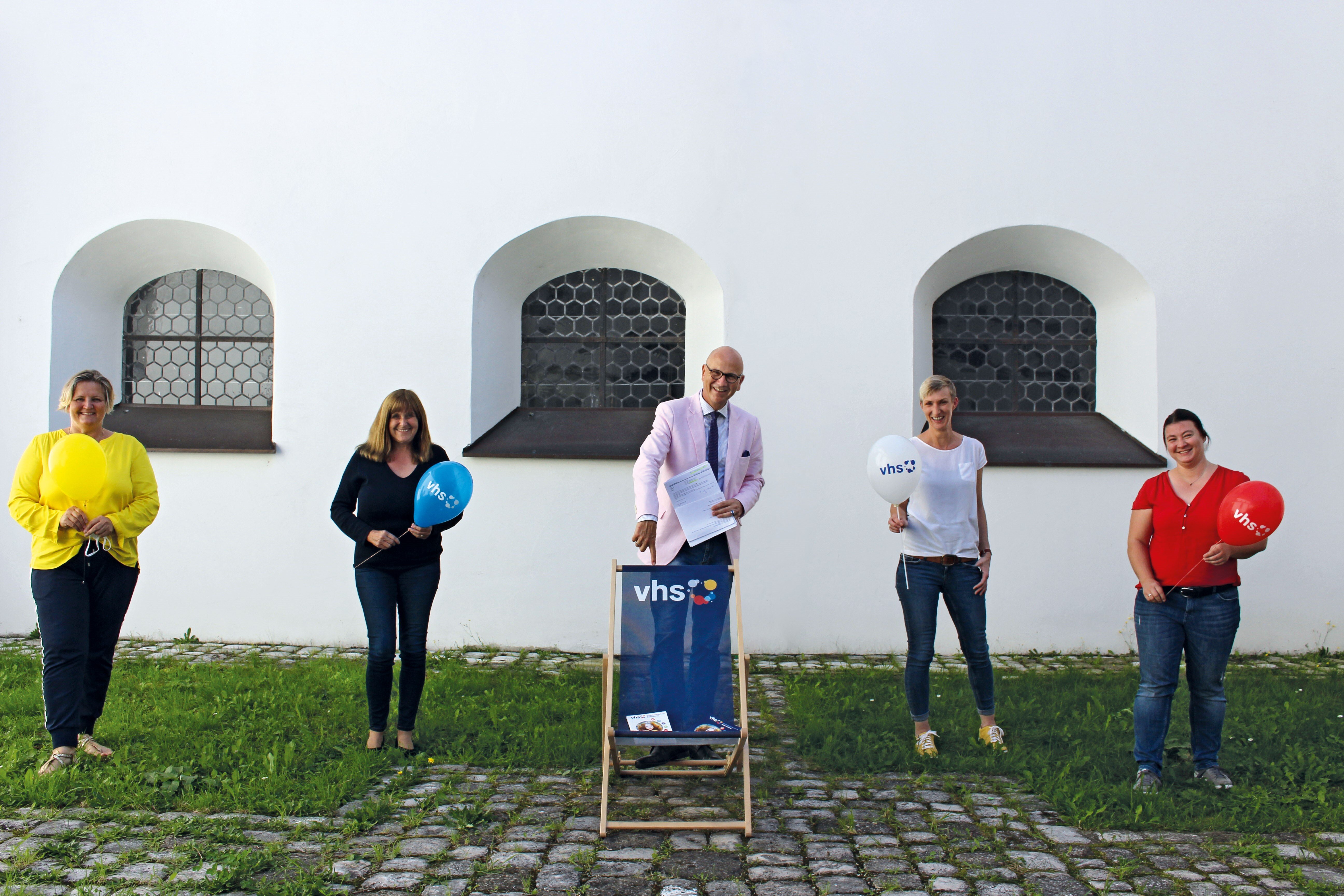 Mitarbeiterinnen der vhs Abensberg mit 1. Bürgermeister Dr. Uwe Brandl | © Ingo Knott