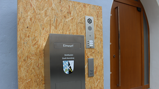 Wir bitten um Anmeldung