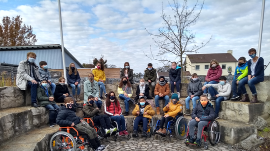 Besonderer Unterricht auf dem Pausenhof der AMA