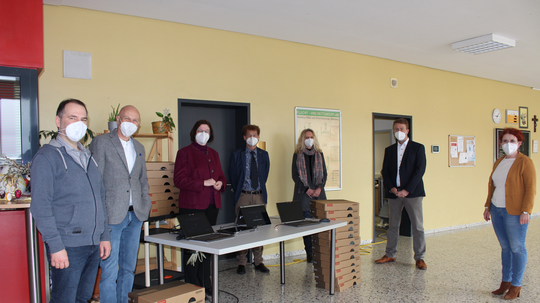  Schulverband übergibt Lehrerlaptops