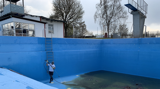Freibad wird für Öffnung vorbereitet