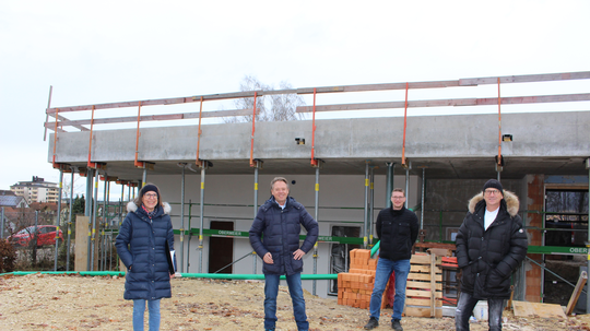 Zufriedenheit beim Kindergarten-Neubau