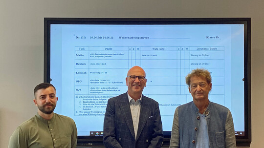 32 neue White Boards für das Schulzentrum 
