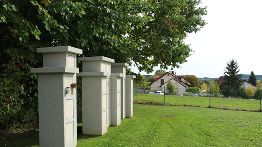 Neue Urnenstelen-Anlage in Offenstetten