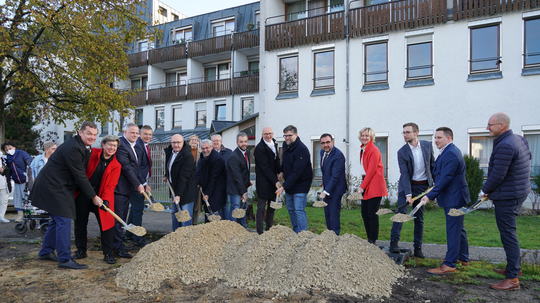 Holetschek übergibt Förderbescheid