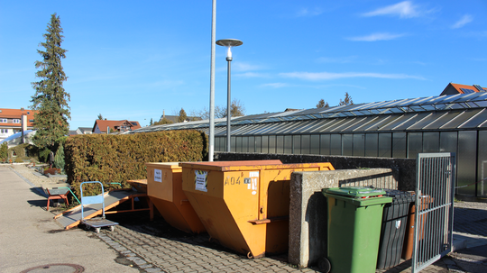 Hausmüll landet in Friedhof-Containern