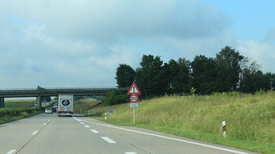 A 93 ab 2. Mai teils einspurig