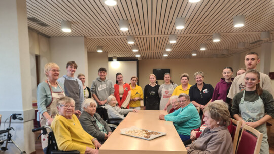 Jung und Alt beim Plätzchenbacken