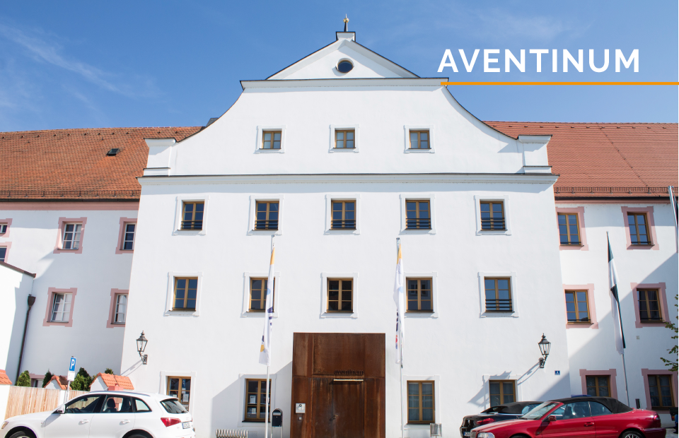 Eingangsportal Aventinum Abensberg