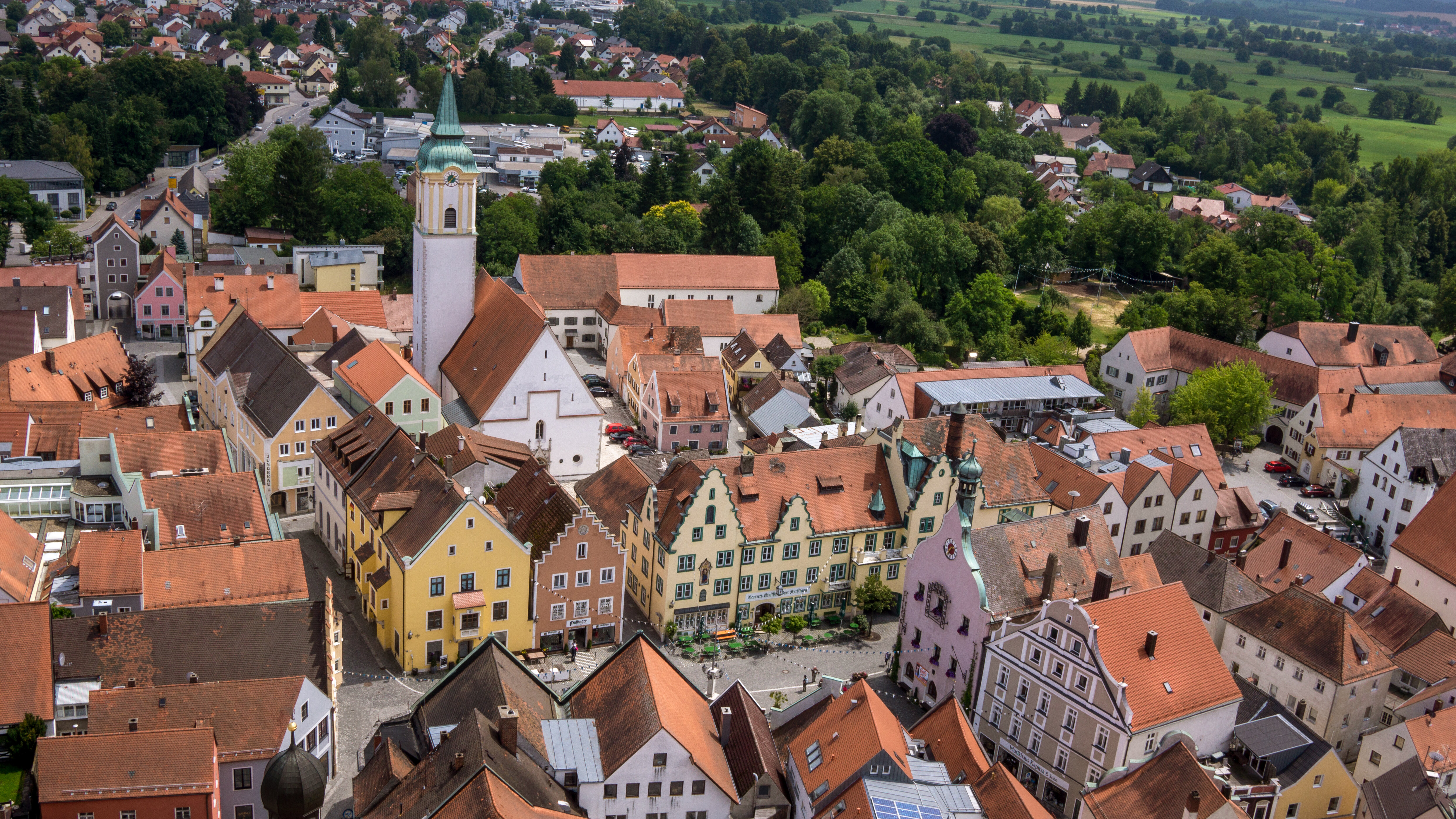 Blick auf Stadtplatz, Stadtpfarrkirche und Rathaus Abensberg