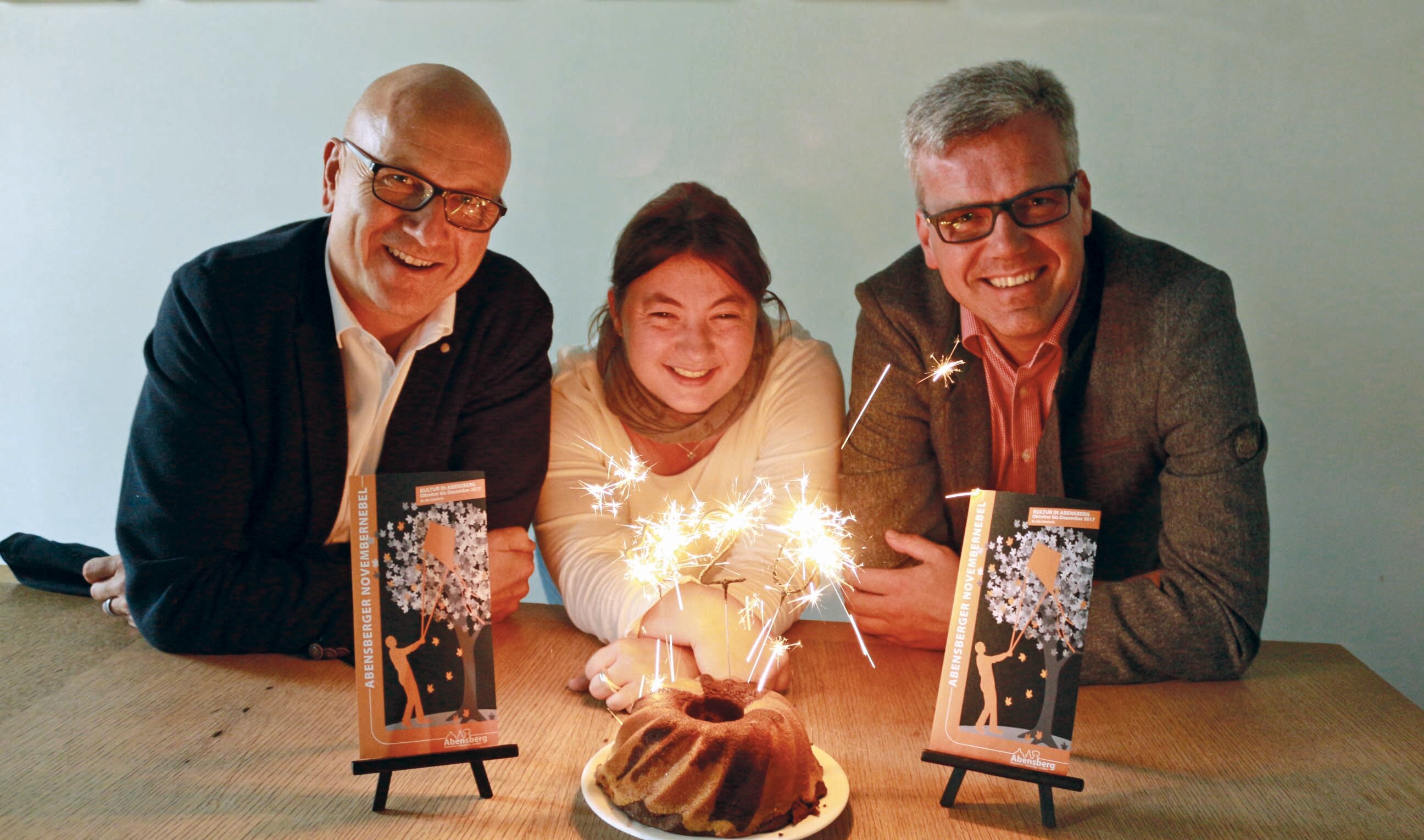 20 Jahre Novembernebel Abensberg - Bürgermeister Dr. Uwe Brandl, Kulturreferent Florian Krinninger und Organisatorin Melanie Schmid | © Stadt Abensberg